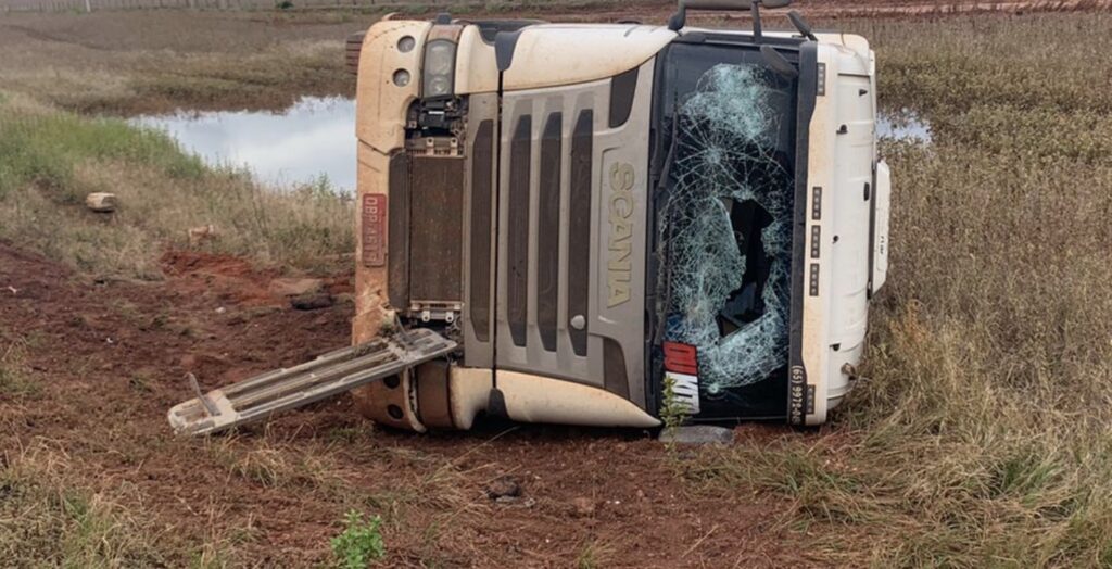 Acidente Carretas E Carro Entre Sinop E Ita Ba Deixa Um Morto Br