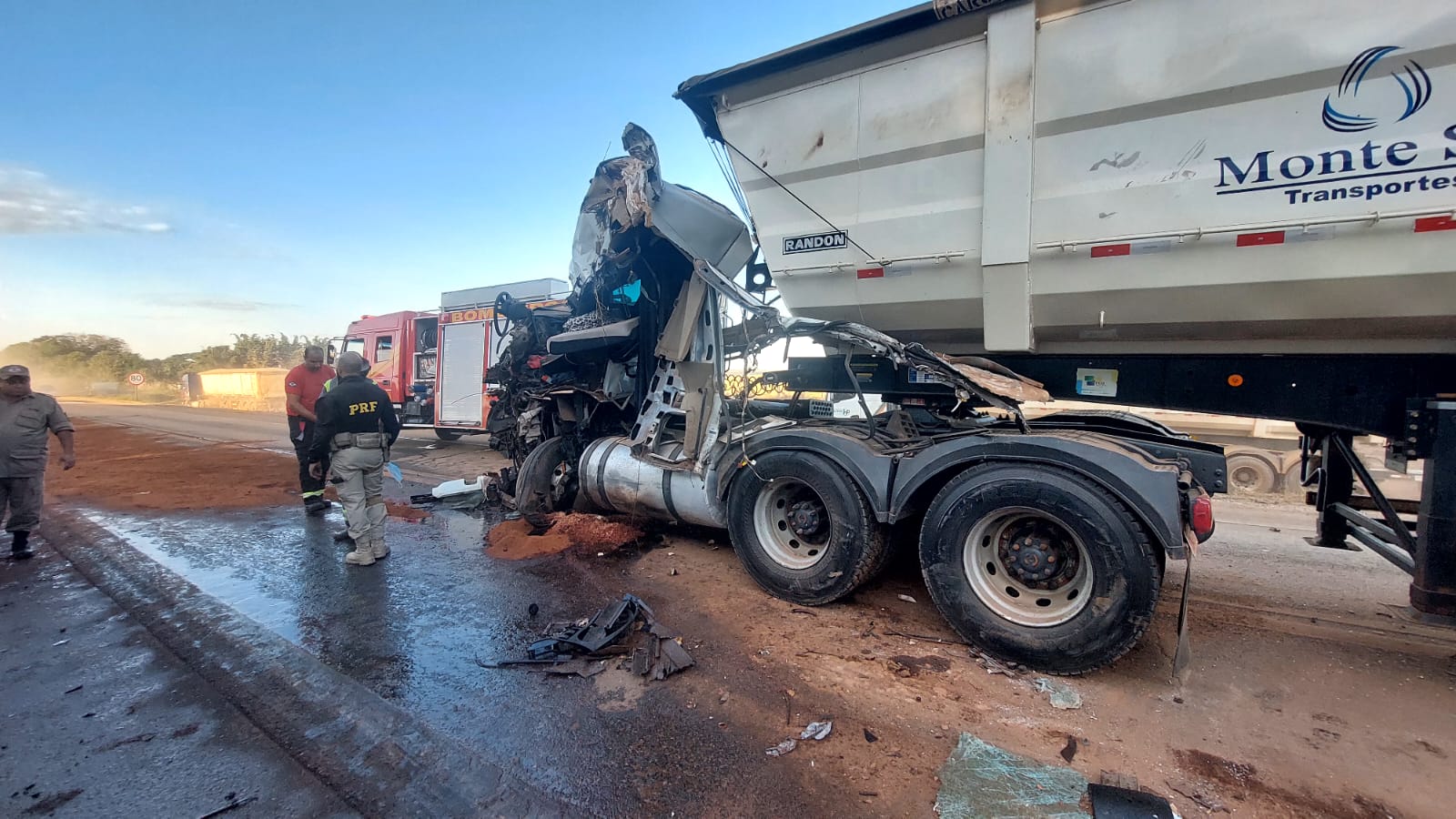 Acidente Entre Duas Carretas Interdita Trecho Da BR 163 Em Sorriso E