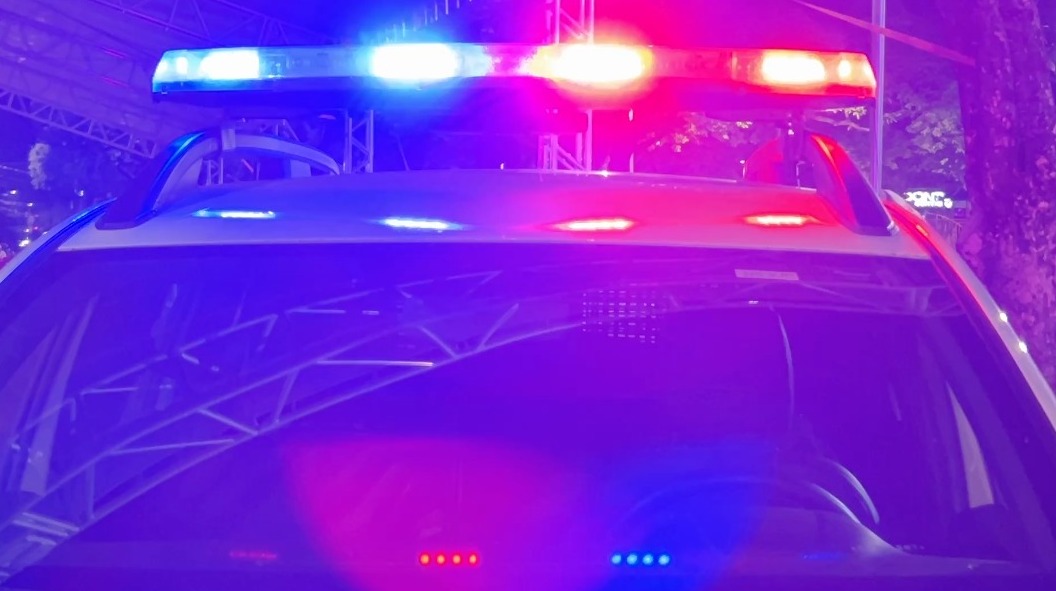 Mulher salta de carro em movimento e pede ajuda em escola; disse sofrer agressão