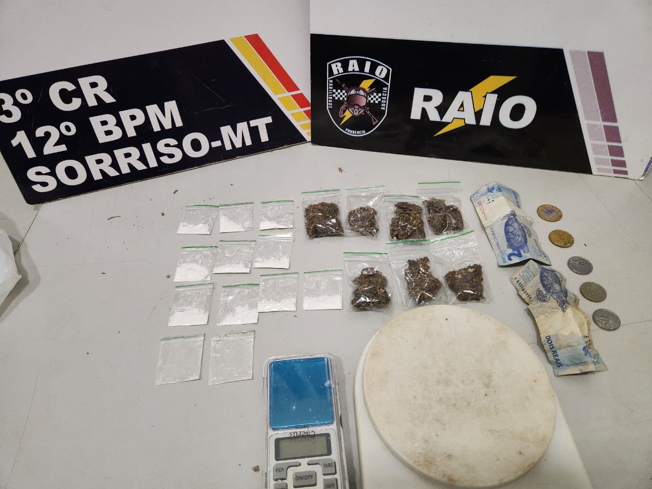 Polícia Militar encontra drogas e prende uma pessoa após denúncia de agressão