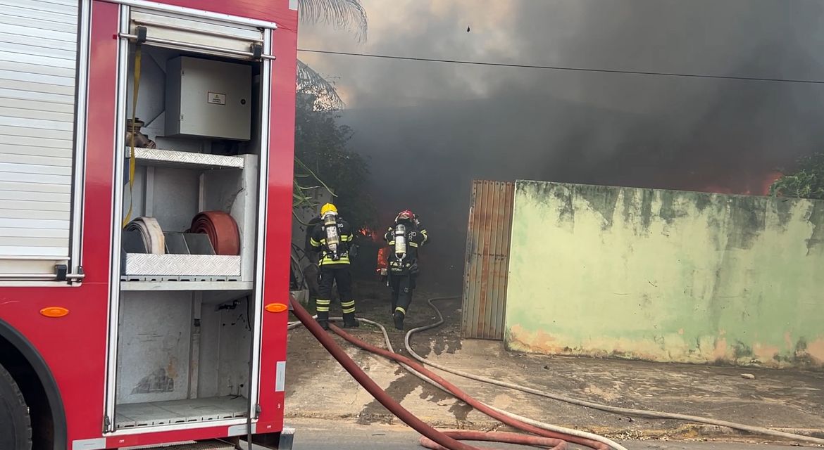 Incêndio de grandes proporções destrói oficina de chapeação em Sorriso