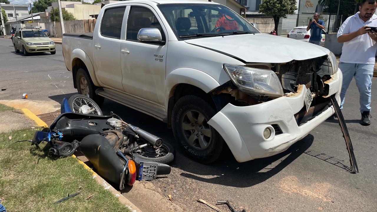 Jovem sofre ferimentos leves em colisão entre moto e caminhonete em Sorriso