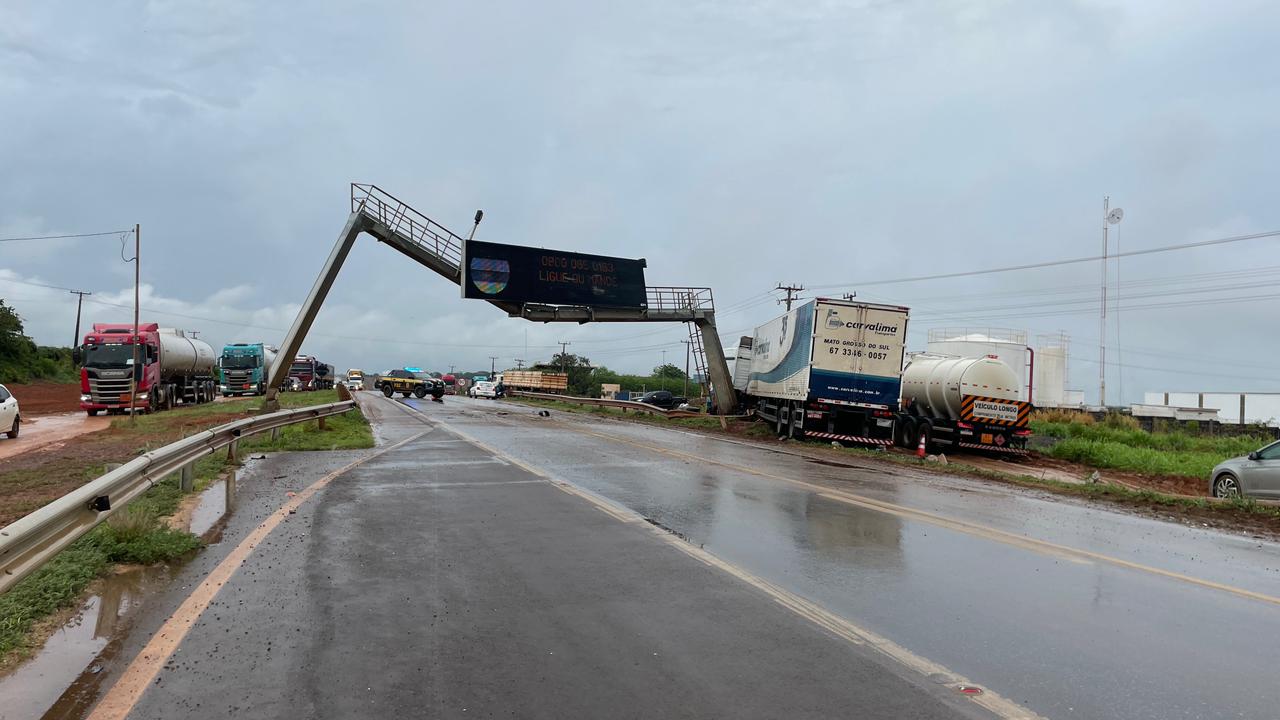 Caminhoneiro sai ileso após carreta colidir com painel eletrônico na BR-163 em Sorriso