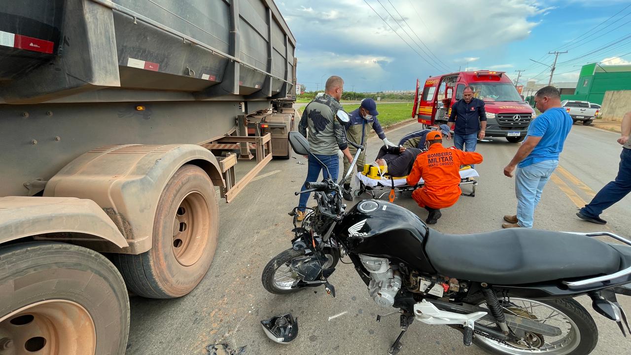 Motociclista fica gravemente ferido em colisão com carreta na Perimetral da BR-163