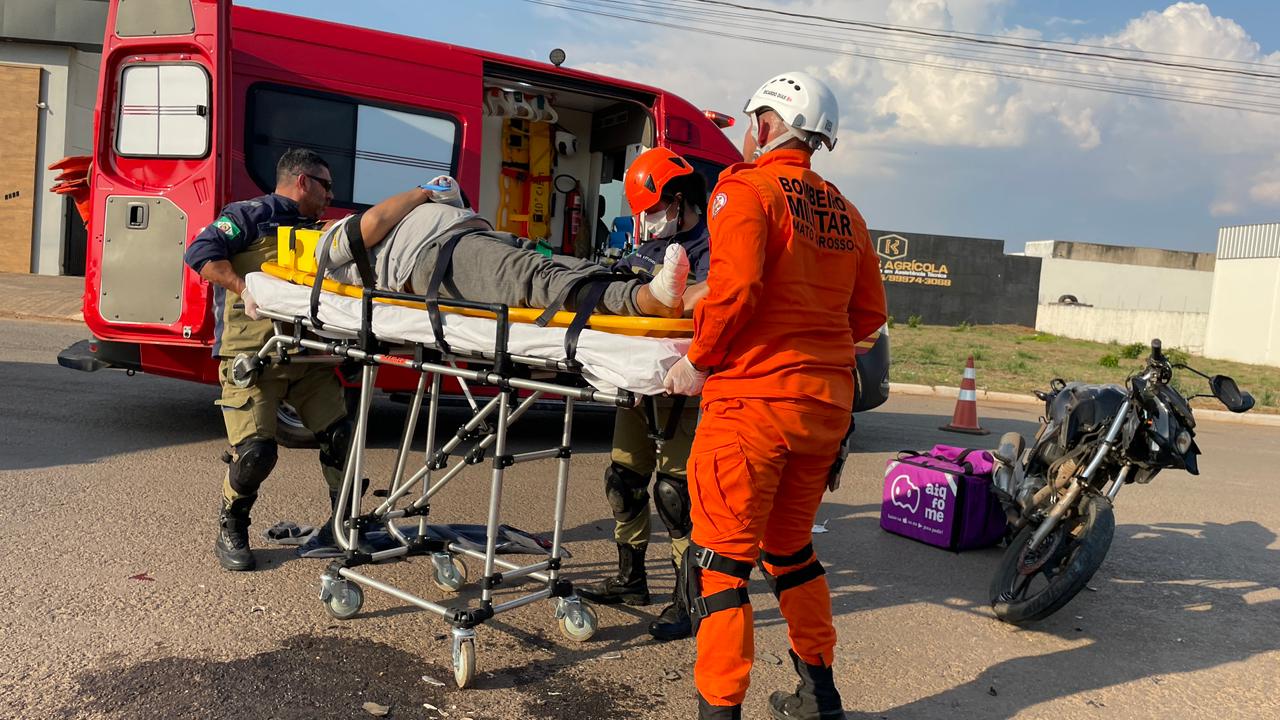 Duas motocicletas colidem de frente no bairro Industrial e deixam vítimas gravemente feridas