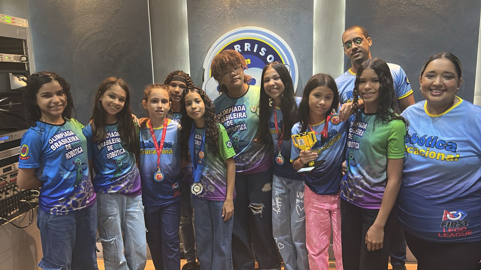 Alunas da Escola São Domingos apresentam robô premiado no estúdio da Sorriso FM