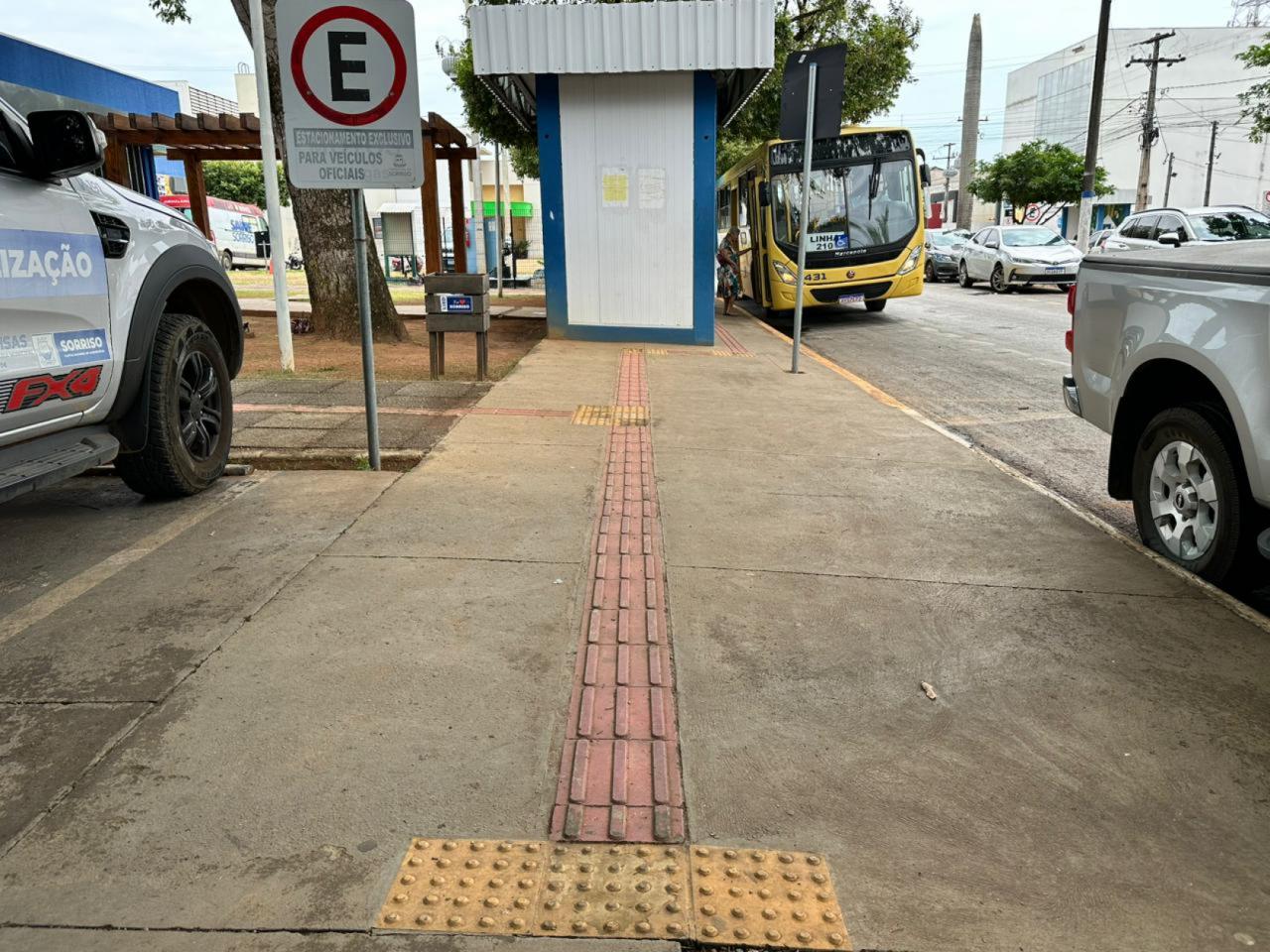 Prefeitura reforça fiscalização e exige construção de calçadas para garantir acessibilidade em todo o município