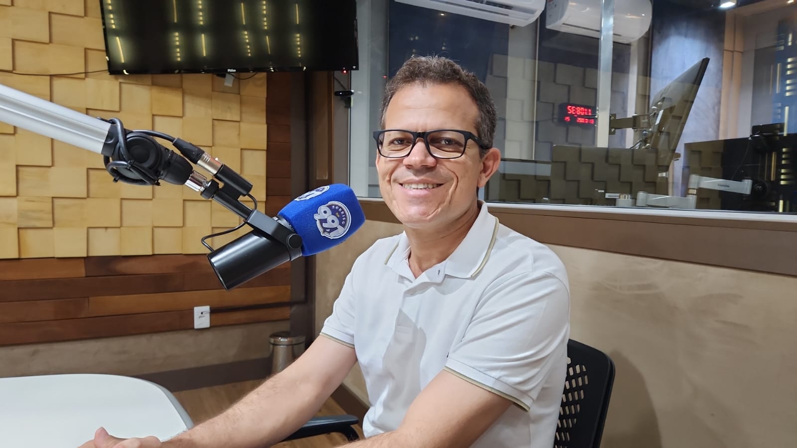 A Voz do Povo recebe Padre Valdivino para reflexão sobre o Dia de Finados