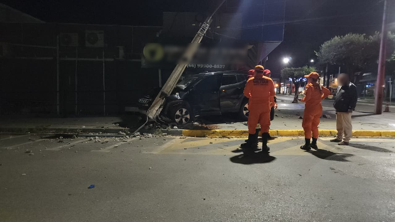 Homem é baleado e tenta dirigir até ao hospital mas colide carro contra poste