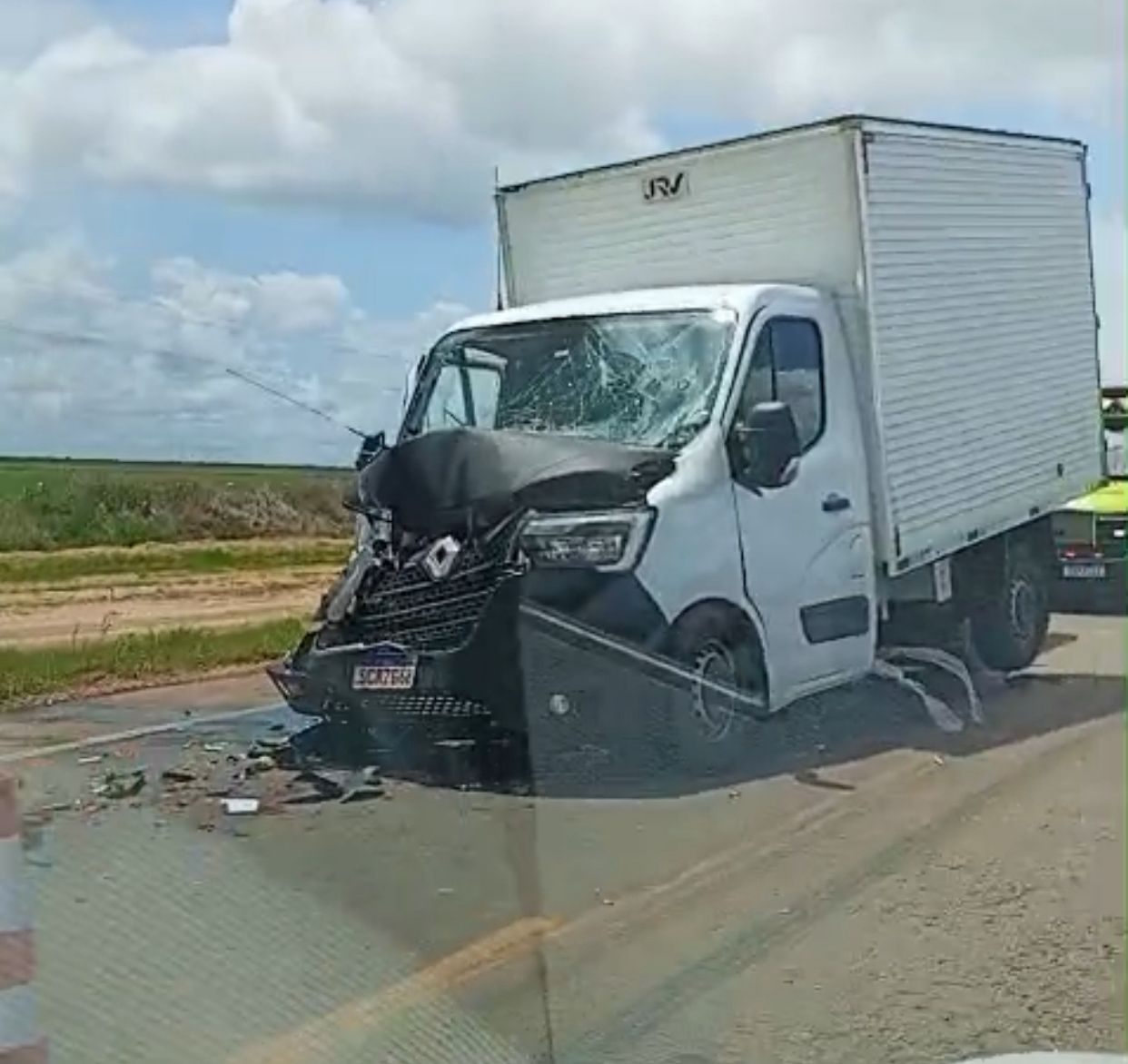 Engavetamento envolvendo três veículos interdita faixa da BR-163 em Sorriso na manhã desta sexta-feira