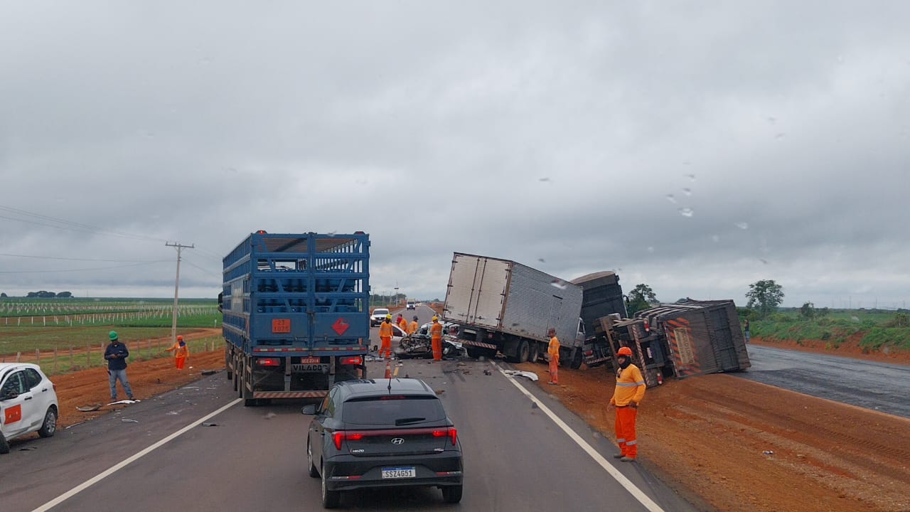 Colisão com quatro veículos deixa um morto e interdita a BR-163 em Sorriso
