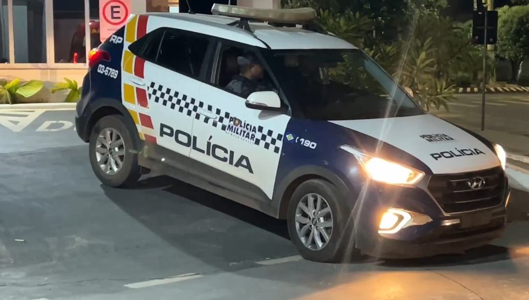 Homem chega em casa e é esfaqueado no rosto; não viu o suspeito