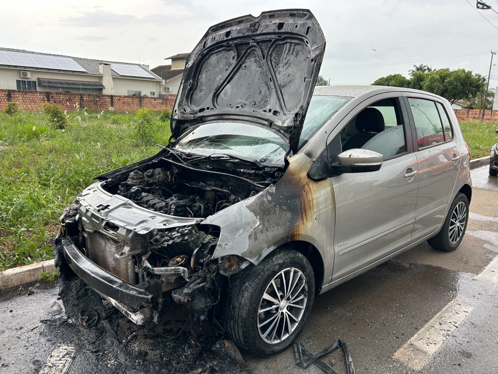 Carro pega fogo no Jardim Aurora e mobiliza Corpo de Bombeiros em Sorriso