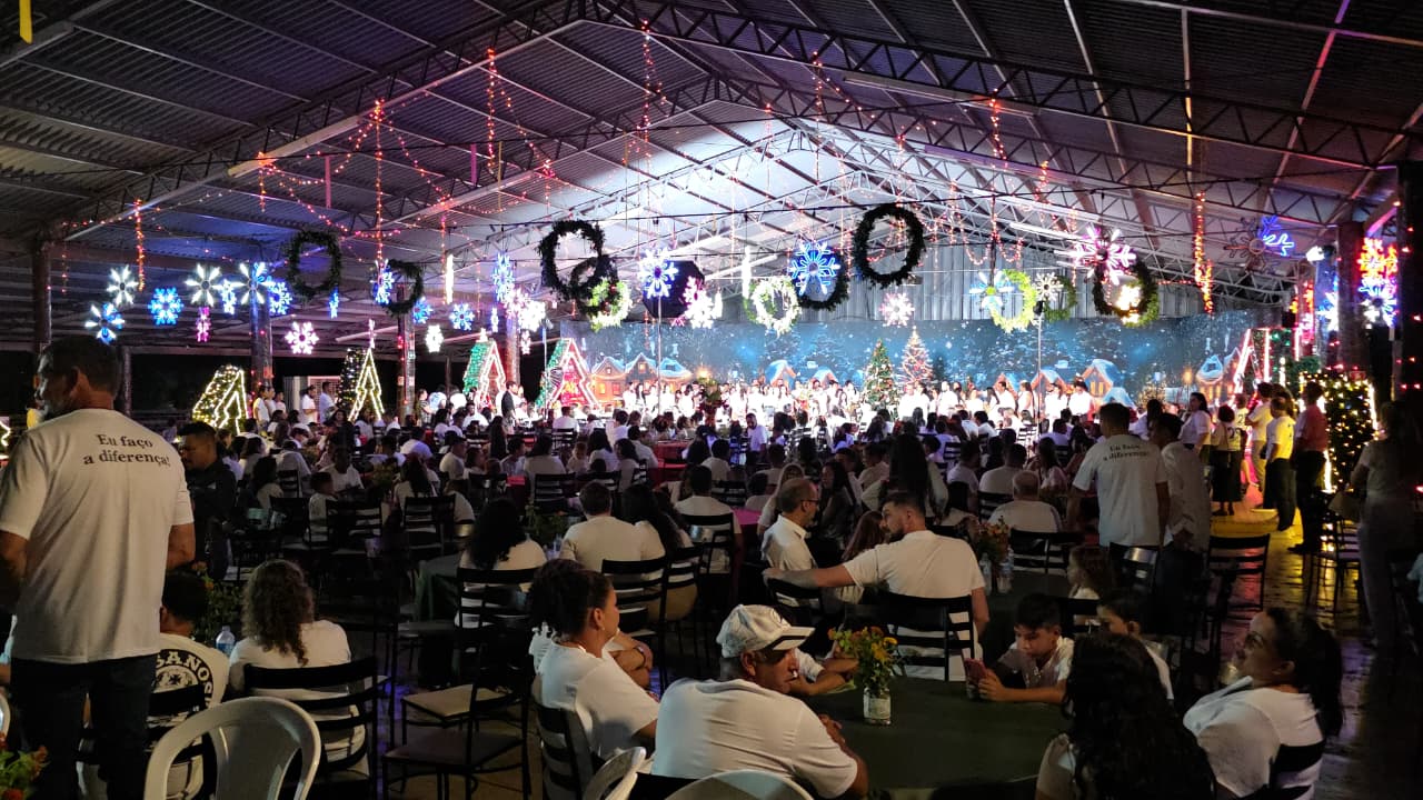 Famílias do projeto Mãezinha do Céu participam de clipe musical e recebem ceia de Natal antecipada