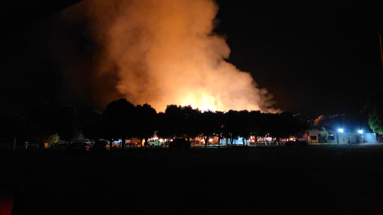 Incêndio de grande proporção atinge algodoeira na BR-163 em Sorriso