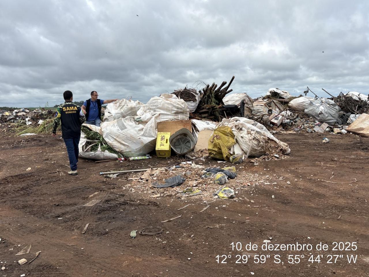 Caminhão despeja carga irregular no DME e Prefeitura reforça regras para descarte de resíduos em Sorriso