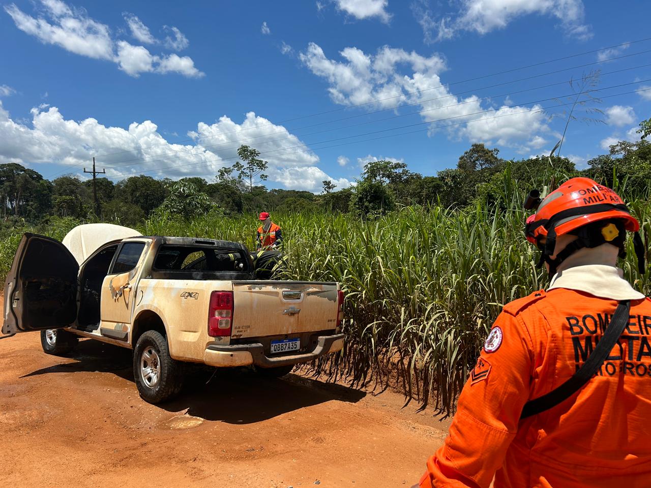 Incêndio em caminhonete mobiliza Corpo de Bombeiros na MT-560