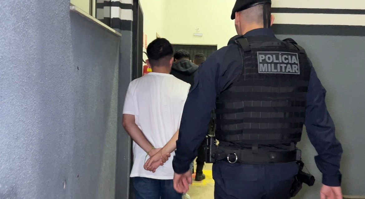 Dois jovens são presos por tráfico de drogas durante operação Tolerância Zero 