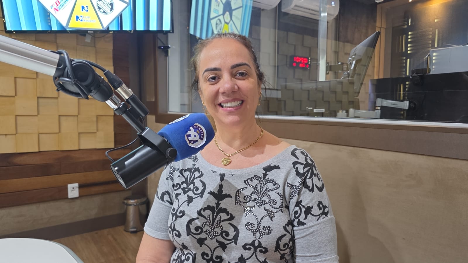 Vereadora denuncia problemas estruturais na Arena Sorriso durante o programa A Voz do Povo