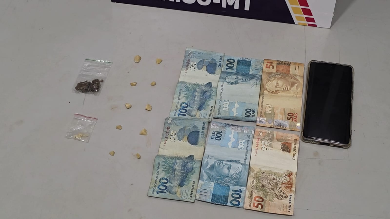 Mulher com tornozeleira desligada é presa vendendo entorpecentes em Sorriso