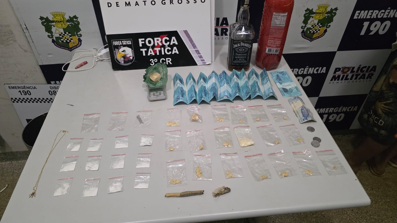 Força Tática detém cinco menores com drogas e dinheiro falso