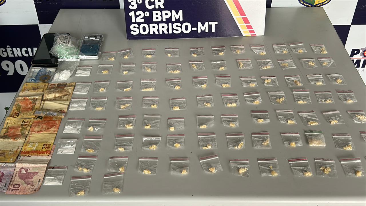 Homem é preso pela PM com mais de 100 porções de drogas escondidas