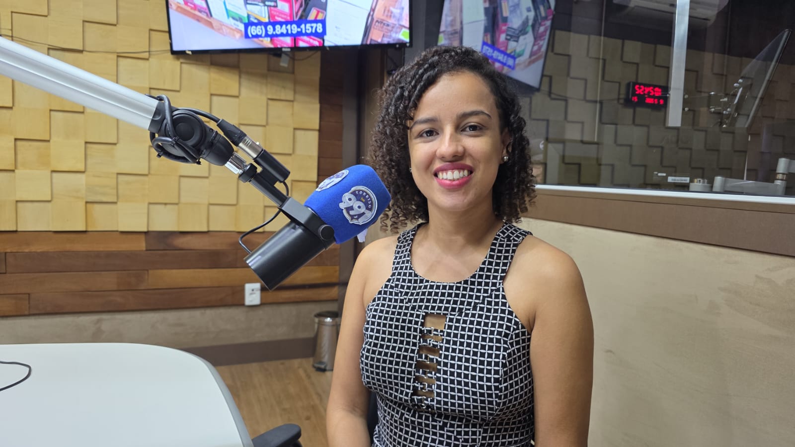 Artista Jéssica destaca no programa A Voz do Povo detalhes da exposição “Cores de Sorriso”