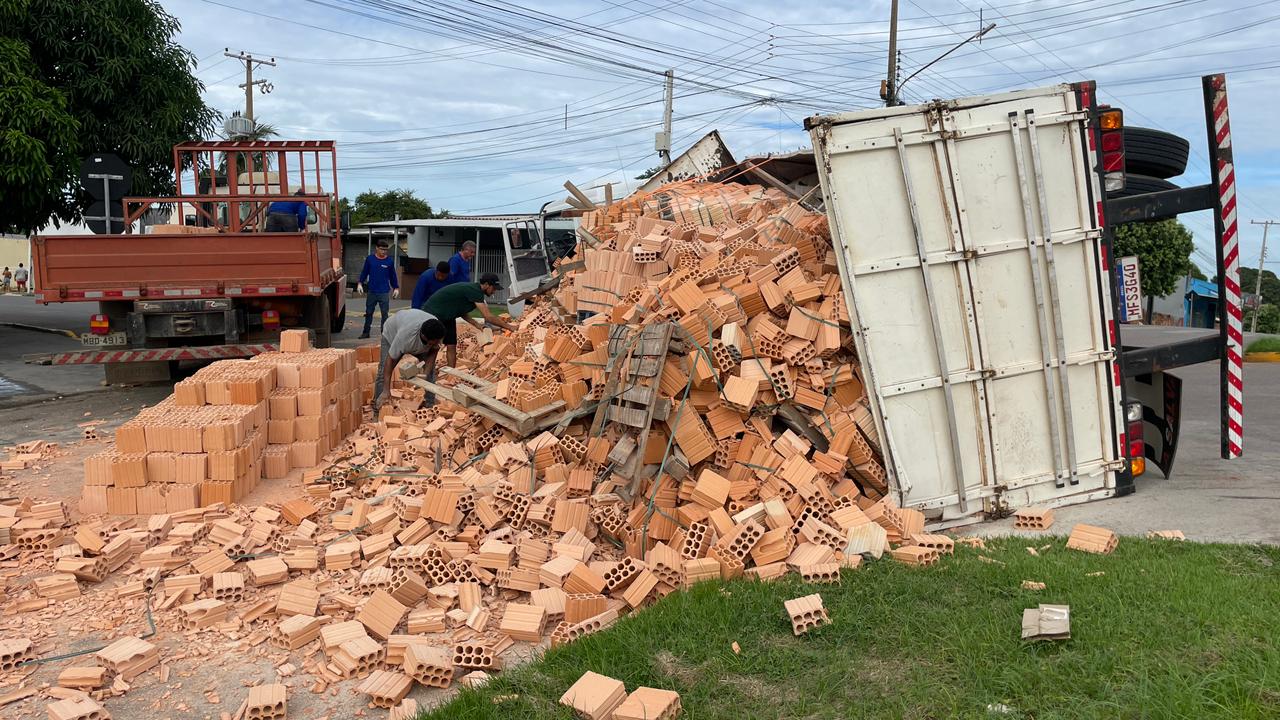 Carreta carregada com tijolos tomba entre residências no bairro São José, em Sorriso