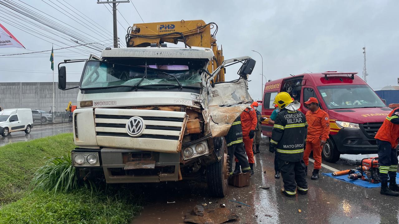 Colisão entre caminhões na BR-163 deixa motorista preso ao volante