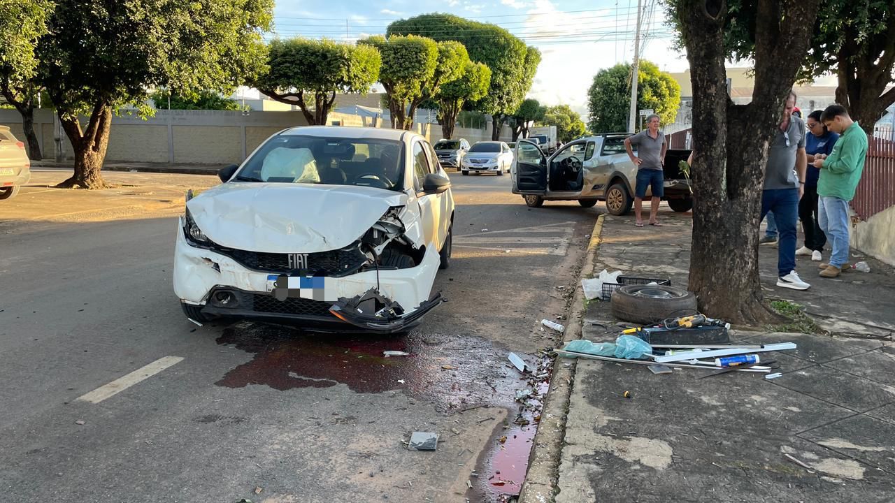 Colisão em cruzamento no Centro-Sul deixa duas pessoas feridas em Sorriso