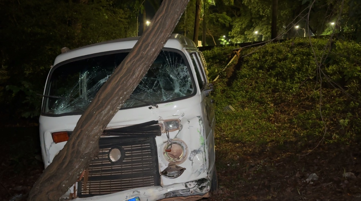 Motorista embriagado colide em vários veículos e bate kombi contra árvore em Sorriso