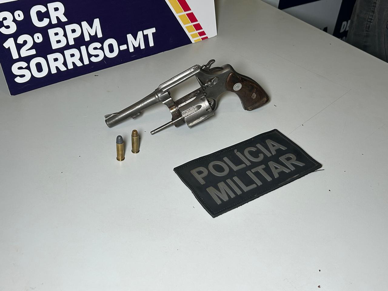 Homem tenta vender arma de fogo municiada em bar no bairro Jardim Primavera e acaba preso