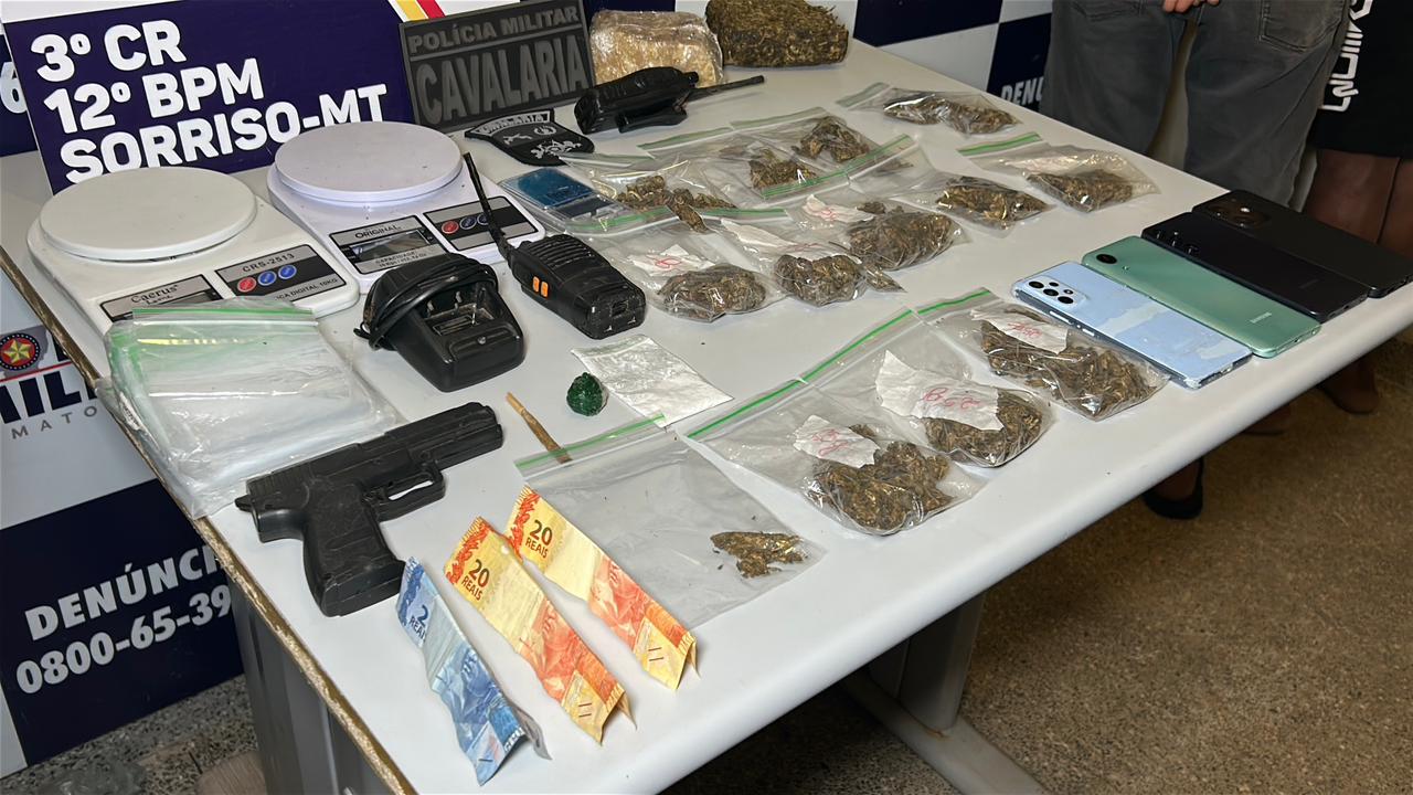 Cavalaria da PM apreende mais de 1 kg de drogas, rádios comunicadores e simulacro de arma em Sorriso