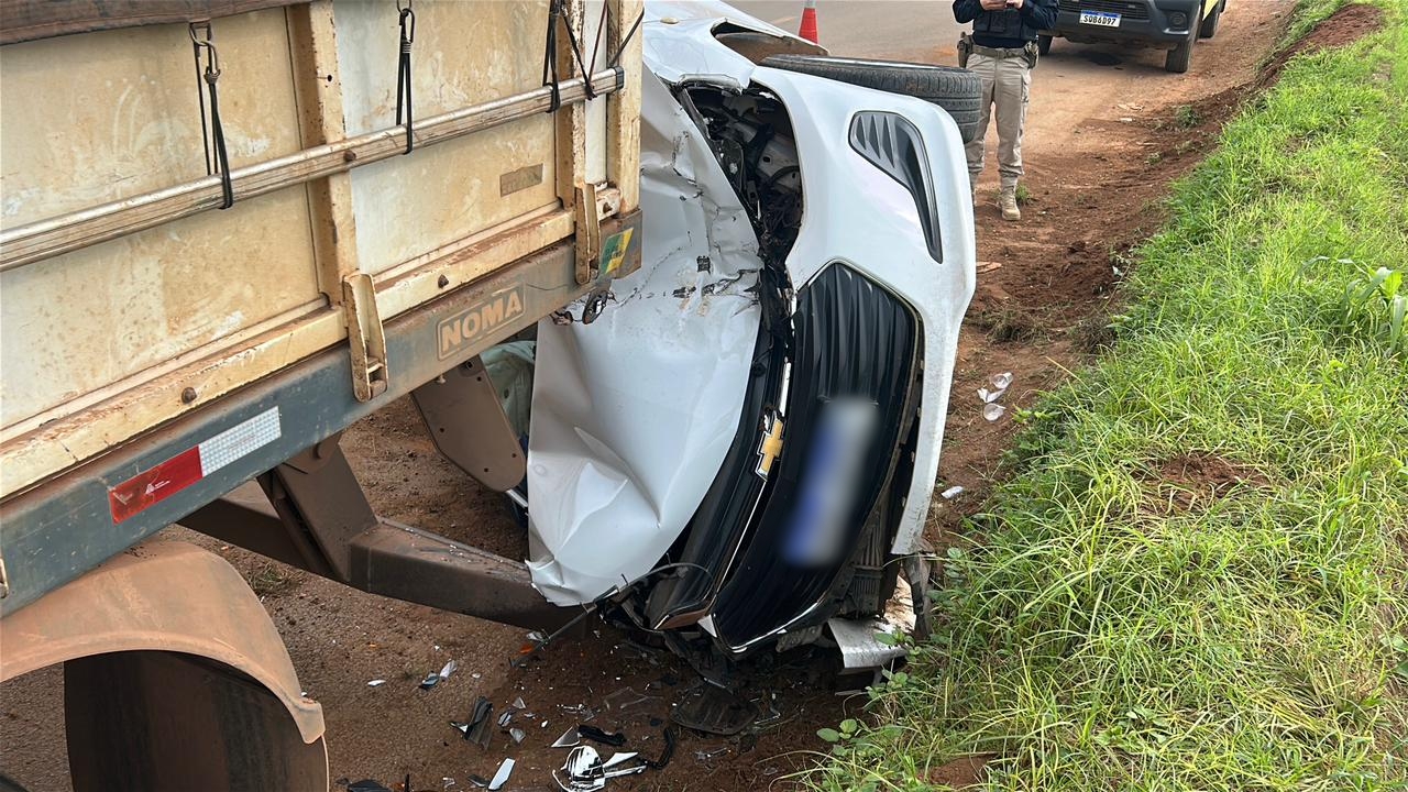 Motorista perde controle, sai da pista e bate em carreta na BR-163 em Sorriso