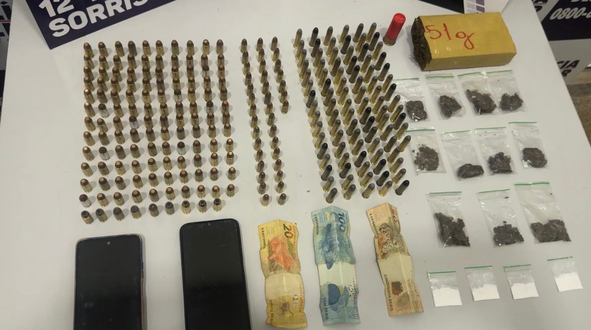 Operação policial apreende drogas, munições e dinheiro em residência
