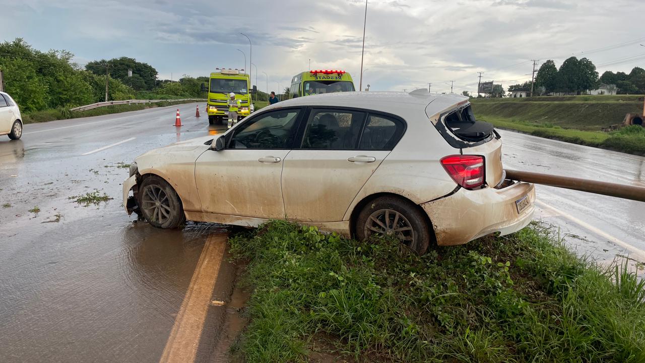Motorista perde controle de BMW e bate em poste no perímetro urbano da BR-163 em Sorriso