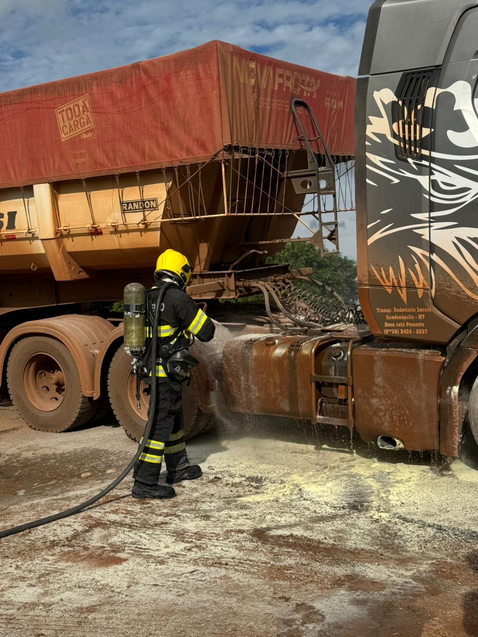 Princípio de incêndio em carreta é controlado com apoio do motorista e dos Bombeiros em Sorriso
