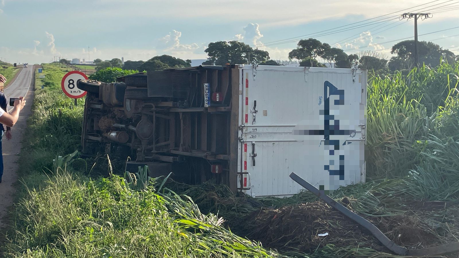 Caminhão tomba na BR-163 em Sorriso e deixa uma pessoa ferida