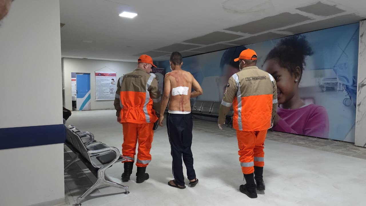 Homem sai há dez dias da cadeia e é atacado na rua a golpe de faca
