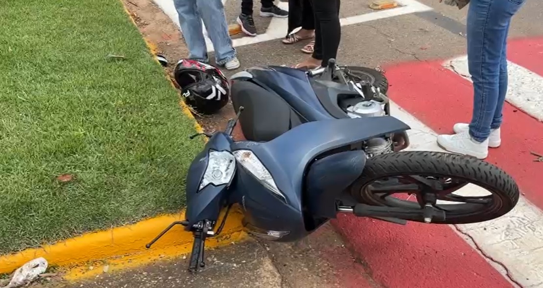 Motociclista fica ferida após colisão com caminhão em rotatória de Sorriso