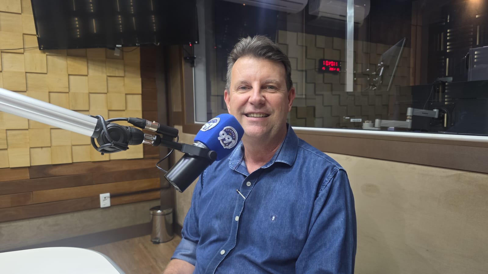 Ari Lafim é entrevistado na estreia de série com pré-candidatos na Voz do Povo