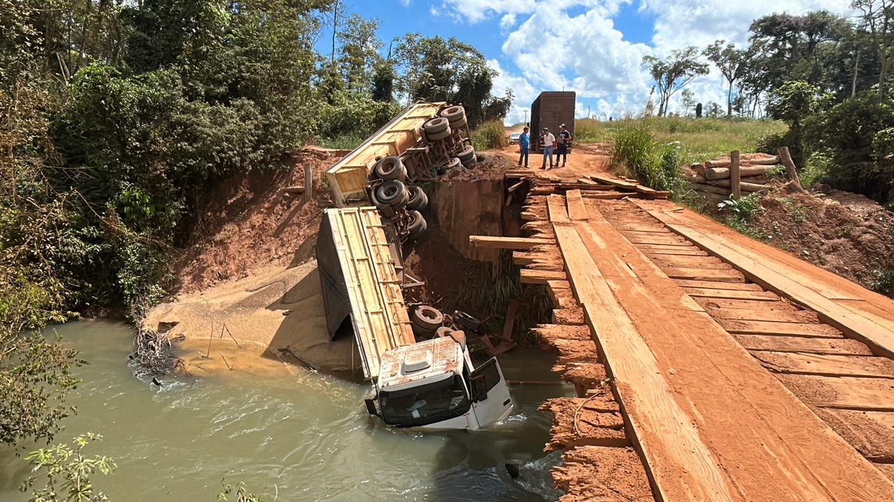 Carreta carregada com soja cai de ponte e interdita tráfego em Sorriso
