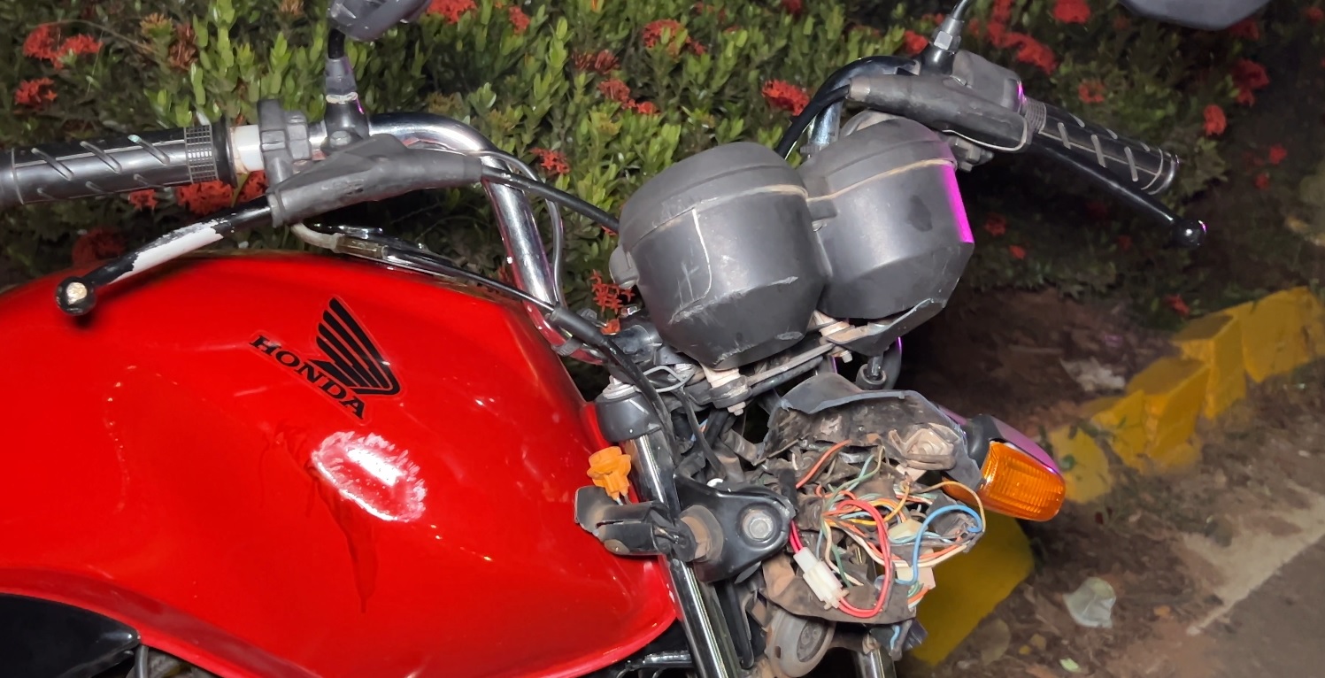Duas pessoas ficam feridas em acidente entre carro e moto em avenida de Sorriso