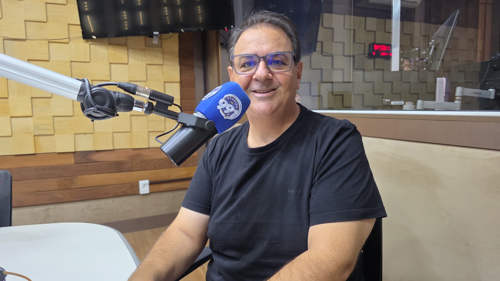Pré-candidato Leandro Damiani destaca força eleitoral e prioridades na saúde em entrevista à Sorriso FM