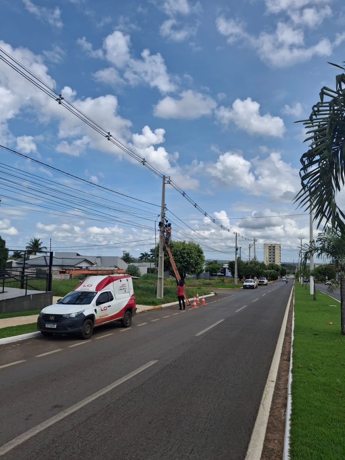 Limpeza de cabos de telecomunicações reforça segurança e organização em Sorriso