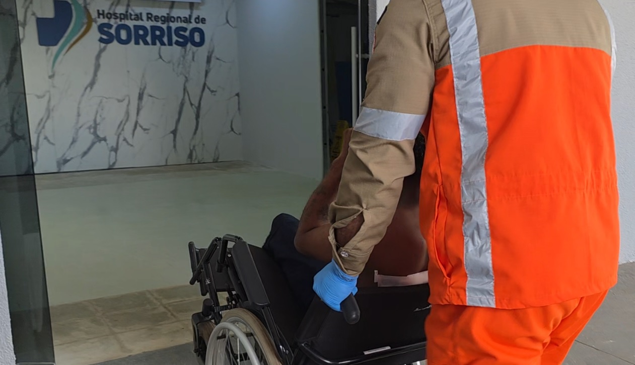Homem é socorrido após acordar com ferimento de faca nas costas em Sorriso