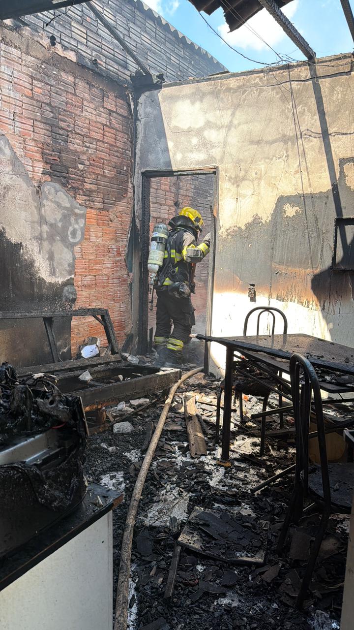Incêndio atinge quitinete no centro de Sorriso e mobiliza Bombeiros