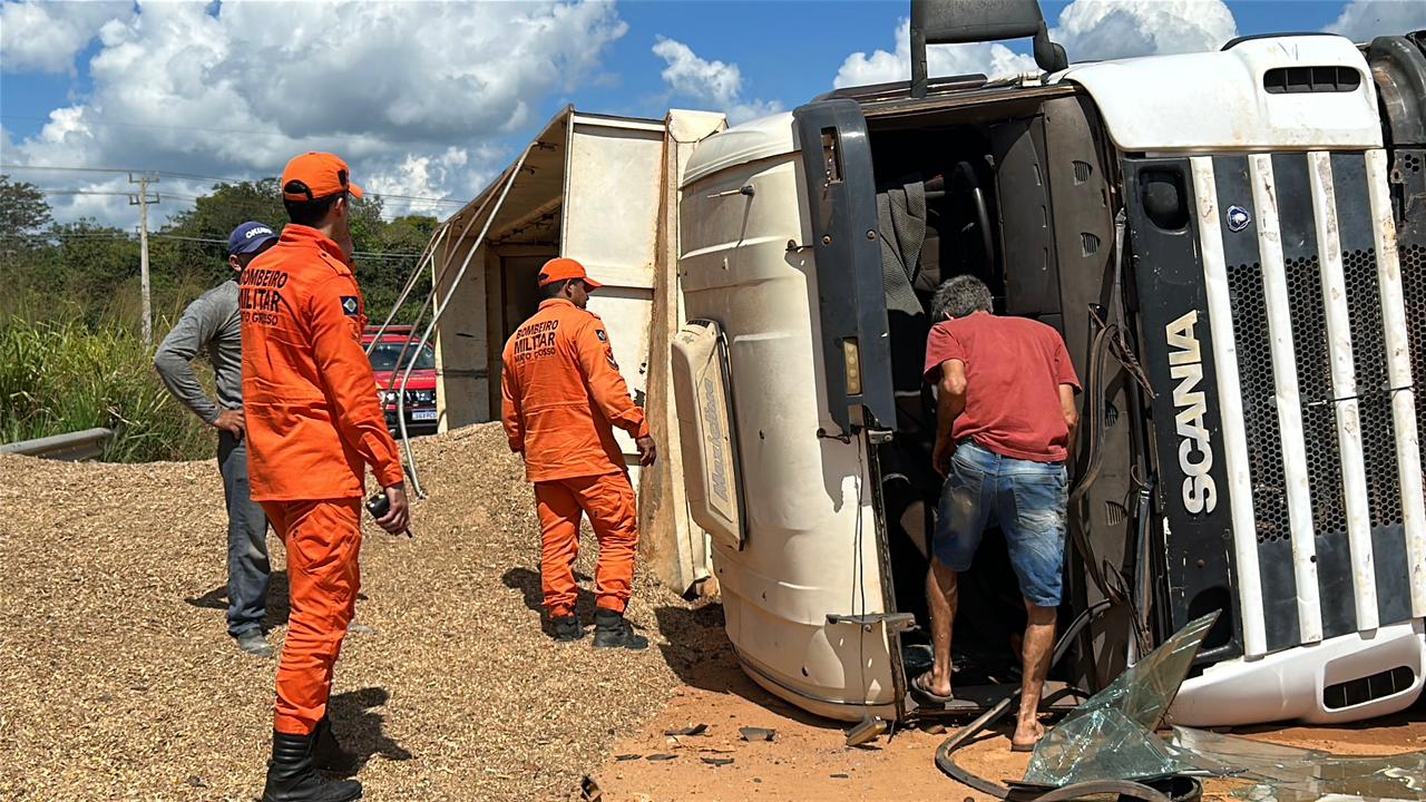 Carreta tomba em rotatória do anel viário de Sorriso e motorista é socorrido