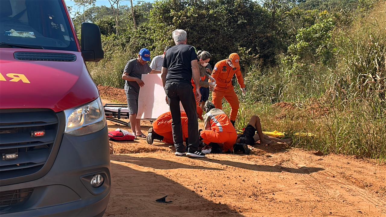 Jovem fica ferido após perder controle de moto na MT-560