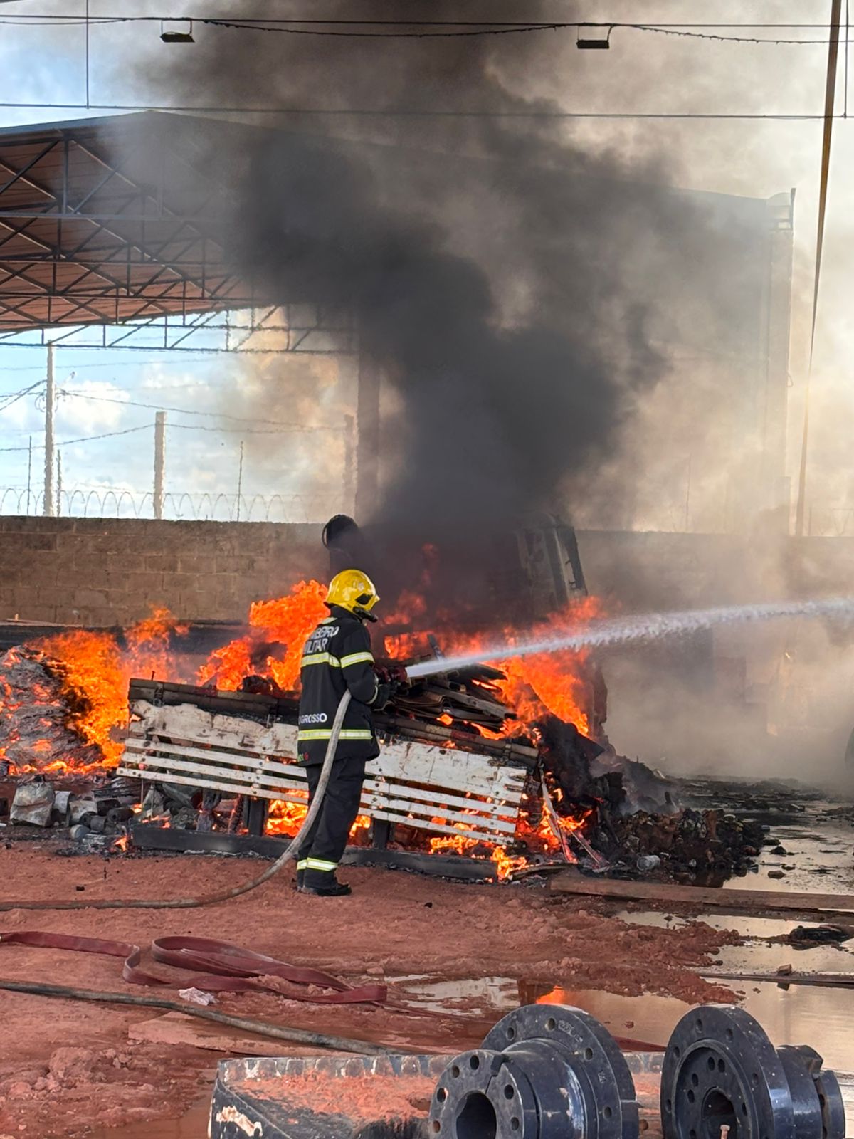 Incêndio atinge barracão e destrói caminhão no residencial Mário Raiter